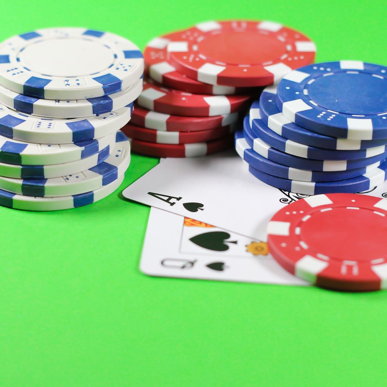 Meja Ceme Online live-dealer di platform uni4d dengan dealer profesional